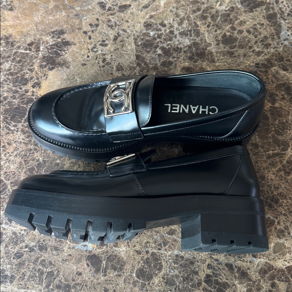 Chanel black shiny calf loafers moccasins chunky flats silver logo sz 37.5 - Picture 6 of 12
